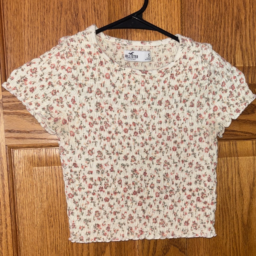 Hollister Women's Cream and Pink Floral Crop Tee